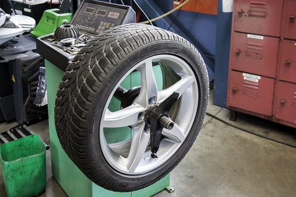Quand faut-il changer ses pneus de voiture ? Les signes qui ne trompent pas