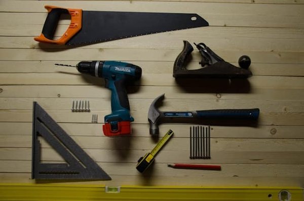 10 Outils Indispensables pour les Débutants en Bricolage: Lancez-vous Facilement !